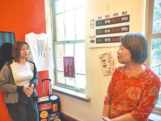 台南大学国文系4年级学生刘倍佐（左）以居住国宾大楼2年多的经验，写出《台南鬼屋使用手册》散文当毕展作品，受到瞩目，她也在展场担任导览工作。（刘倍佐提供／程炳璋台南传真）