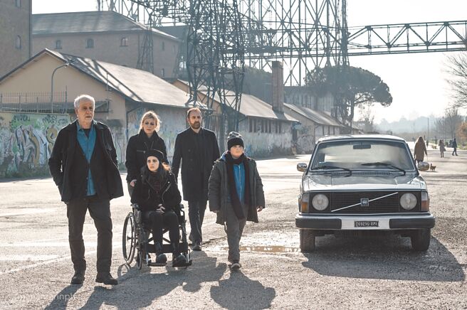 托尼瑟維洛（前排左起）、莎拉瑟瑞約科、嘉布里耶克里斯提尼、瑪姬麗塔貝（後排左起）、瓦里歐馬斯坦德5人領銜主演電影《如果可以再死一次》。（海鵬提供）