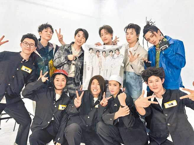 Energy成员书伟（后排左二起）、牛奶、坤达、阿弟、Toro上《完全娱乐》回忆20年来的点滴。（三立提供）