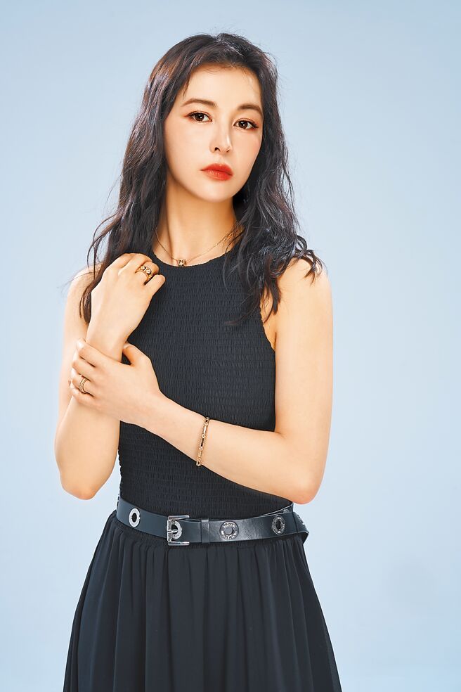 夏胧接受本报邀请拍摄梵克雅宝时尚专题，与生俱来的仙气有了珠宝加持，更添奢华时尚。（JOJ PHOTO摄，图片企画／中时时尚，服装提供／Michael Kors）