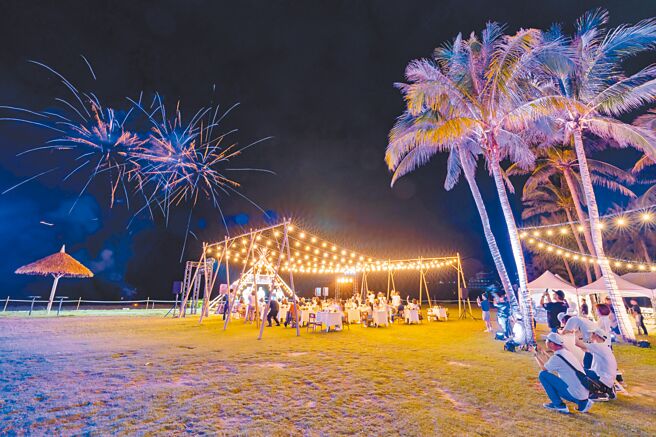 晚宴尾聲施放煙火，讓參與的來賨相當驚喜。（和泰汽車提供）