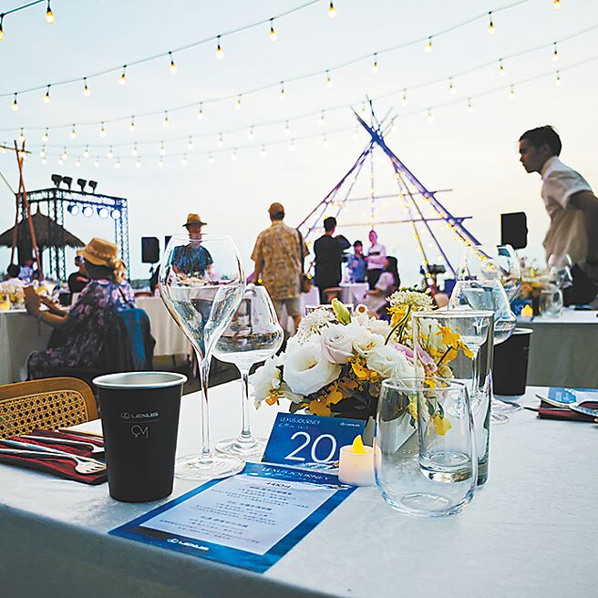 夕陽伴隨晚宴舉行。（陳大任攝）