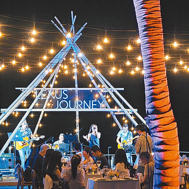 樂團現場演唱帶動氣氛。（陳大任攝）