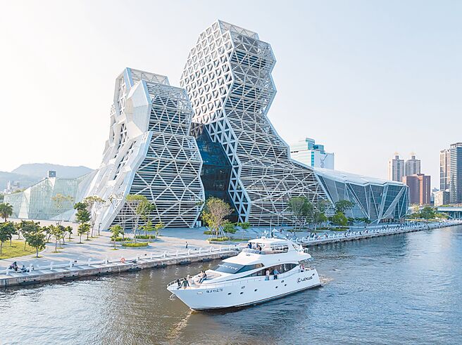 豪華遊艇於高雄港區內巡航，途經高雄流行音樂中心。（和泰汽車提供）