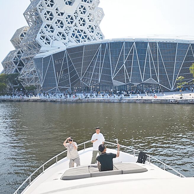 於船上悠閒休憩拍攝。（陳大任攝）