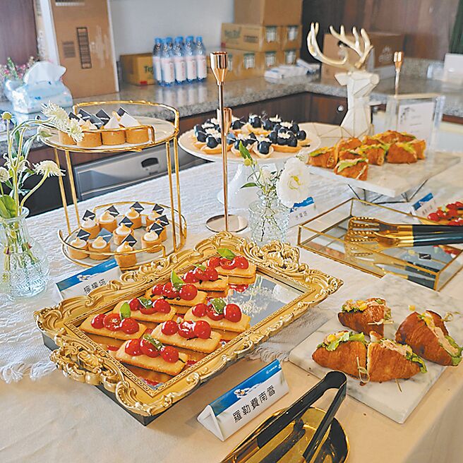 遊艇上備有精緻點心。（陳大任攝）