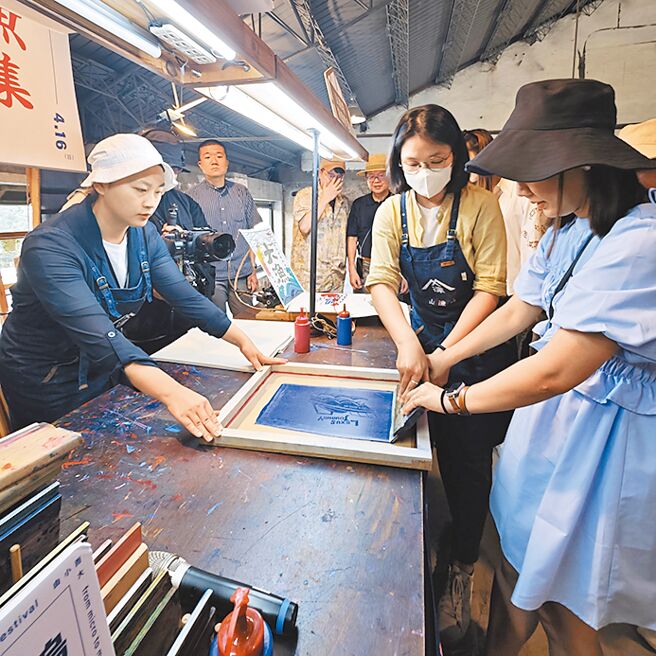體驗手作大漁旗絹印。（陳大任攝）