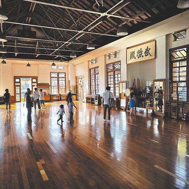 在地導覽深度解說人文。（陳大任攝）