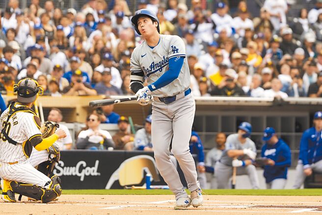 大谷翔平揮棒落空後露出不可置信表情。（美聯社）