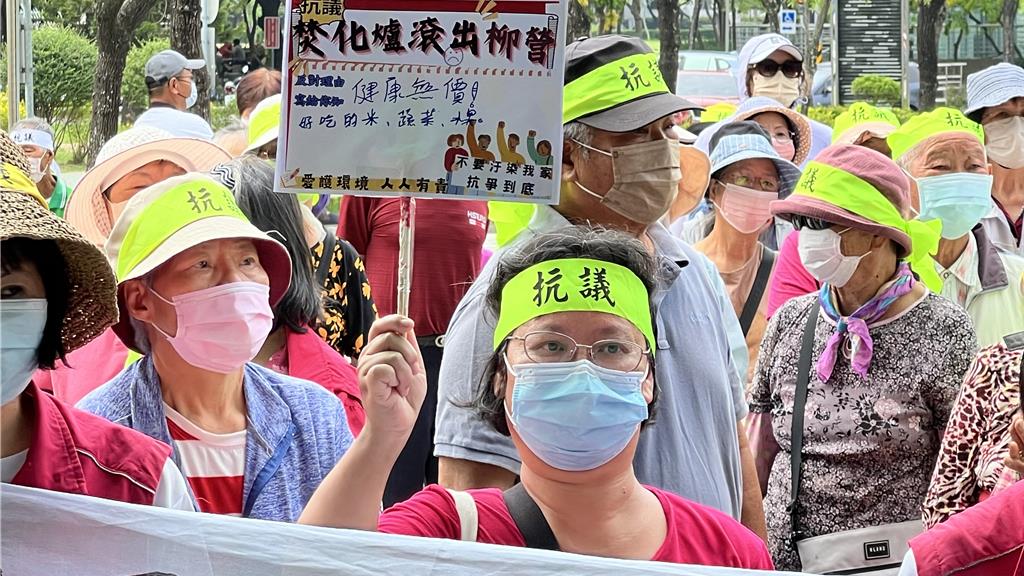 反對柳科焚化爐的居民14日到新營民治市政中心抗議，高喊「拒絕空汙」。（張毓翎攝）