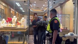 屏東銀樓強盜父親　竟是3月高雄「削頭遊覽車」慘死老翁