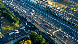 影》日高速公路「7車連環撞」！3車起火釀3死