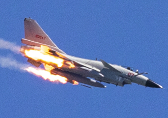 陆歼-10战机急拦澳直升机 专家曝在护卫这宝贝