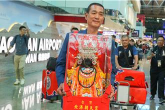 北港媽祖搭機赴美國遶境 同班旅客感到幸運新奇
