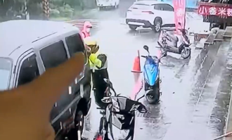 疑忘拉手剎車倒退嚕 肉身擋車影片曝光！慘遭拖行重傷