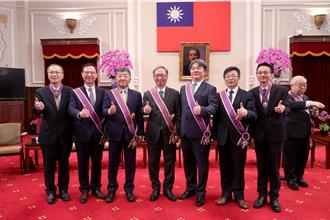 蔡英文頒授政委等16人勳章  王必勝獲「三等景星」