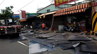 太扯！拖板車數十片鋼板噴飛 網友驚：非死即殘