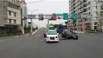 影》小客車迴轉撞賓利車頭 目擊者驚呼：這下吃力了！