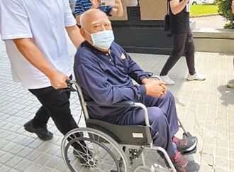前台南縣議長 吳健保假釋 坐輪椅、戴口罩出獄