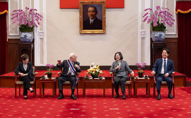 图为蔡英文总统在今年4月颁授「中山勋章」给台积电创办人张忠谋后，张忠谋伉俪(左二)与蔡英文总统(右二)及副总统赖清德(右)合影。（总统府提供）