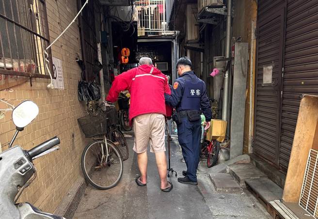 阿北30分钟才走100公尺，暖警到场救援护送平安返家。（翻摄画面）