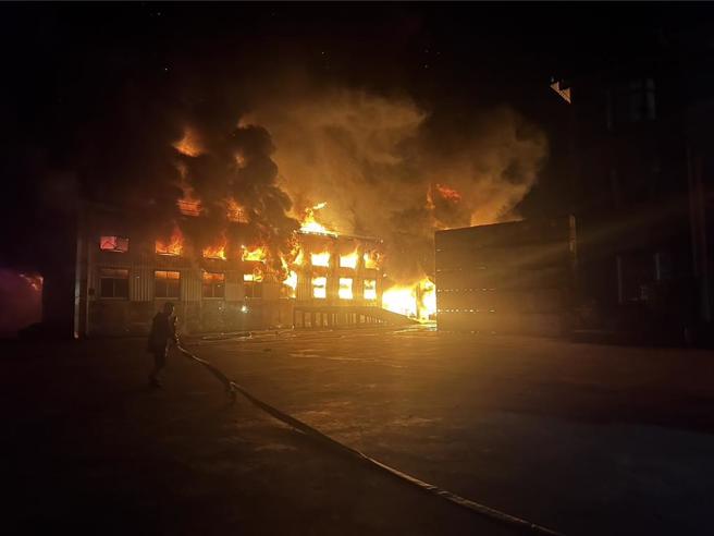 由于厂内堆放易燃石化原料，消防人员到场时，现场已陷入一片火海。（读者提供／张毓翎台南传真）