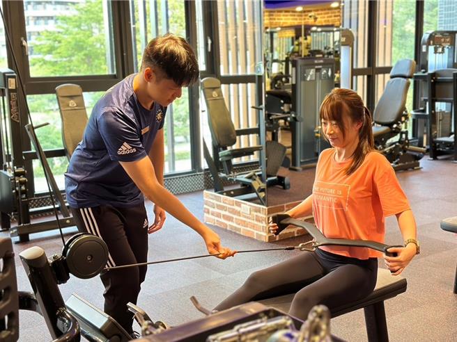 非本科系楊同學（左），因健身產生興趣，成為健身工廠實習生。（高雄市政府青年局提供）