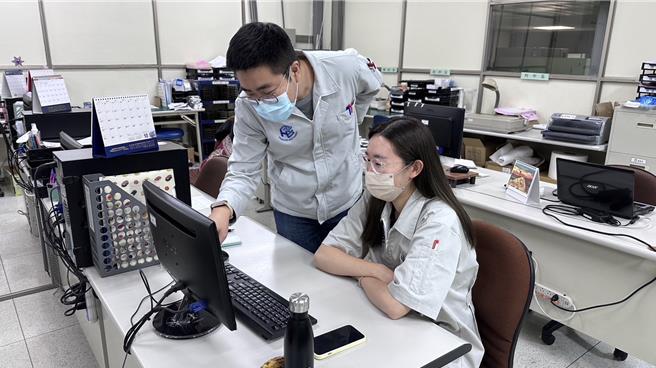 青年藉由實習提早進入職場，有助於未來順利銜接就業環境。（高雄市政府青年局提供）