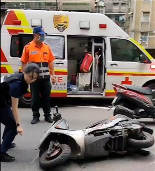 警消调查事发经过。（民眾提供）