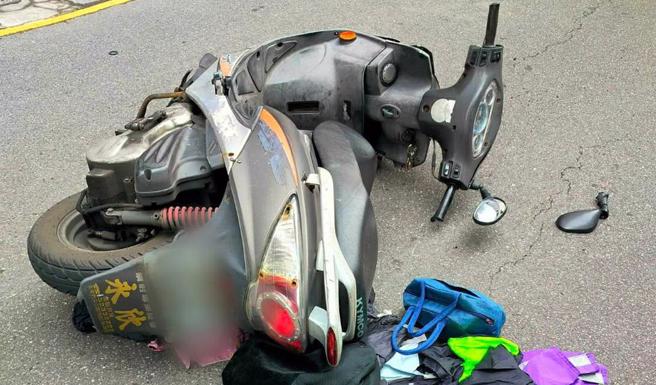 林姓妇人今（14）日上午8时，骑车行经中和中正路往新店方向，因身体突然出现不适状况，导致自摔。（民眾提供）