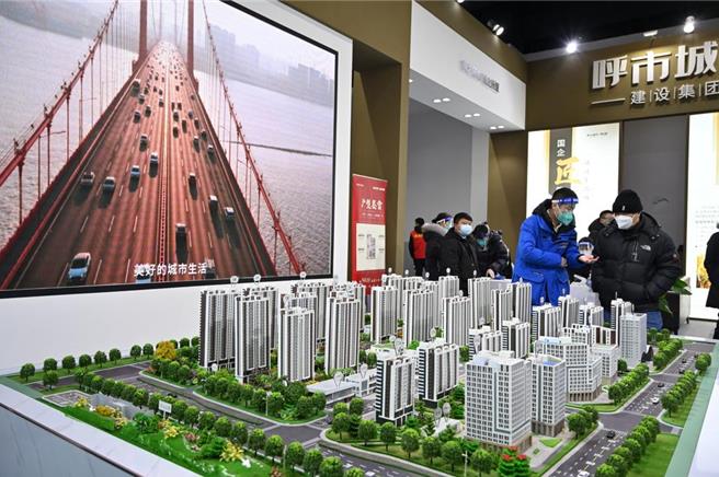 大陸媒體認為，這波取消房產限購風潮，不只是順應市場需求，更間接帶動起掀起一波「搶人大戰」。（摘自中新社）