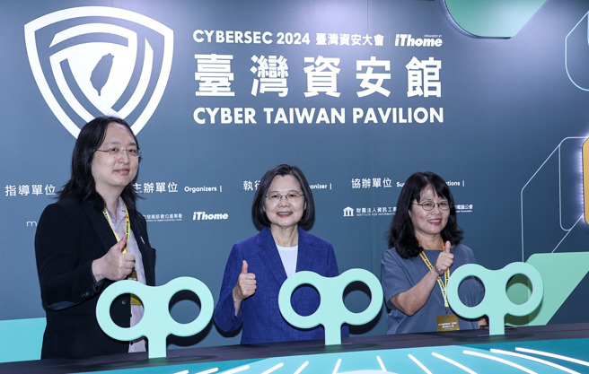 蔡英文總統（中）14日出席2024年臺灣資安大會開幕典禮，和中華民國數位發展部部長唐鳳（左）、iThome社長谷祖惠合影留念。（羅永銘攝）