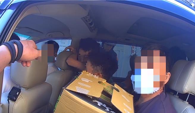 台中市第一分局警员盘查违停车辆，惊见车上共有8名越南移工，有4人为逃逸移工，其中1人更因案遭通缉。（警方提供／王煌忠台中报导）