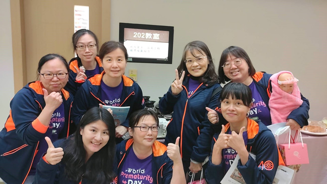 陈丽贞（右3）带领新生儿护理团队参加南丁格尔竞赛（图／林口长庚医院提供）