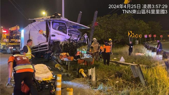 小貨車疑似精神不濟撞上服務區入口匝道護欄及標誌後側翻。（高公局提供／蔡明亘台北傳真）