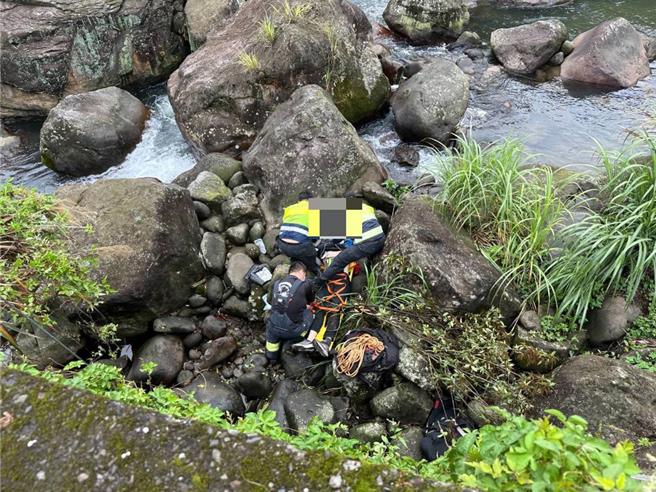 消防人員發現患者外科OHCA，利用器材車協助脫困。（新北消防局提供／張鎧乙新北傳真）