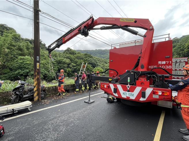 消防人員發現患者外科OHCA，利用器材車協助脫困。（新北消防局提供／張鎧乙新北傳真）