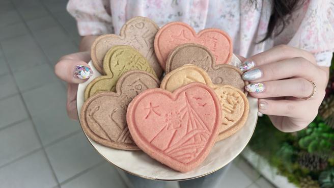 「高雄爱」礼盒有8款心型饼乾。（图／高雄市民政局）