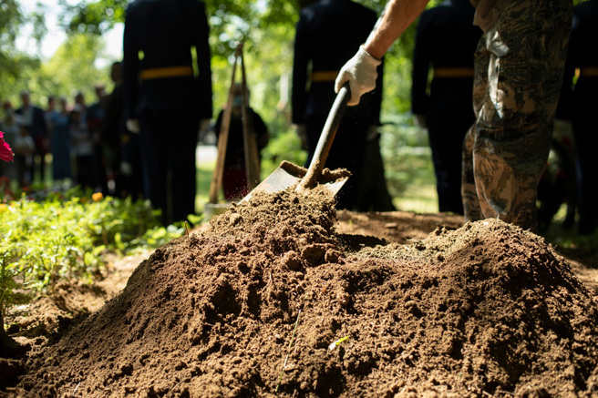 大陆一名男子担心被诅咒，竟挖出叔叔的棺材，偷走底板丢入河中。（示意图：Shutterstock／达志）