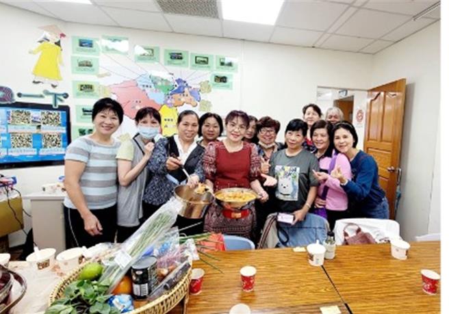 移民署北区事务大队基隆巿服务站近日举办家庭教育宣导活动，由来自泰国的新住民吴佩玲（前排左四），分享经营家庭经验及拿手料理。（移民署基隆巿服务站提供／徐佑升基隆传真）
