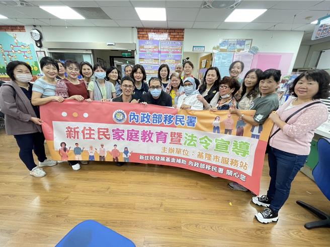 移民署北区事务大队基隆巿服务站近日举办家庭教育宣导活动，由来自泰国的新住民吴佩玲（前排左三），分享经营家庭经验及拿手料理。（移民署基隆巿服务站提供／徐佑升基隆传真）