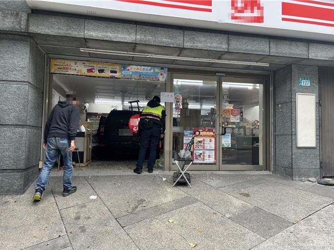 汐止東勢街1輛休旅車衝入超商。（民眾提供）