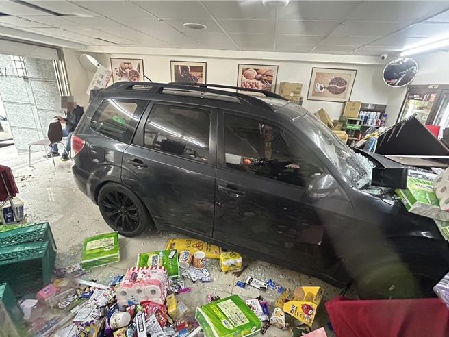 汐止東勢街1輛休旅車衝入超商。（民眾提供）