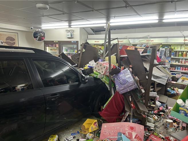 汐止東勢街1輛休旅車衝入超商。（民眾提供）