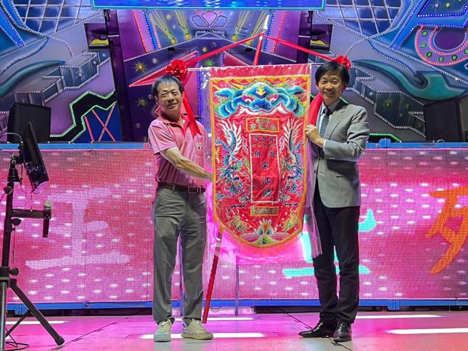 台南西勢仔王爺壇「拍面宋江陣」獲文資登錄授證。（圖／台南文化局）