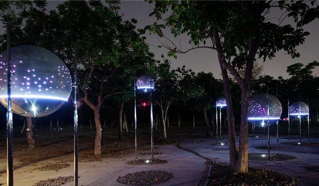 水湳经贸园区公共艺术以「水湳展新顏」为主题，台中市文化局14日表示，最新亮相的「岛球讯号」，12颗大小不一的球体，犹如异想世界，夜晚变换彩光，梦幻感十足。（台中市文化局提供／陈淑芬台中传真）