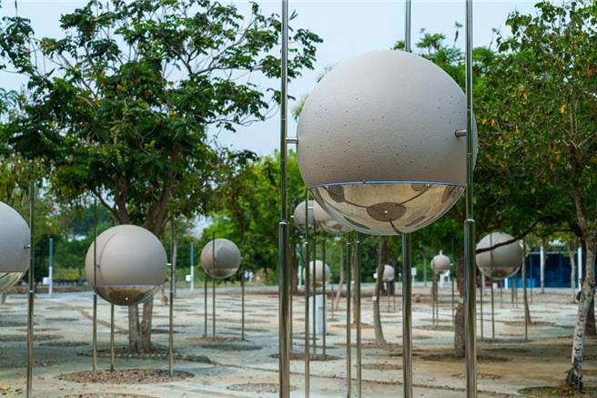 水湳经贸园区公共艺术以「水湳展新顏」为主题，台中市文化局14日表示，最新亮相的「岛球讯号」，12颗大小不一的球体，犹如异想世界，夜晚变换彩光，梦幻感十足。（台中市文化局提供／陈淑芬台中传真）