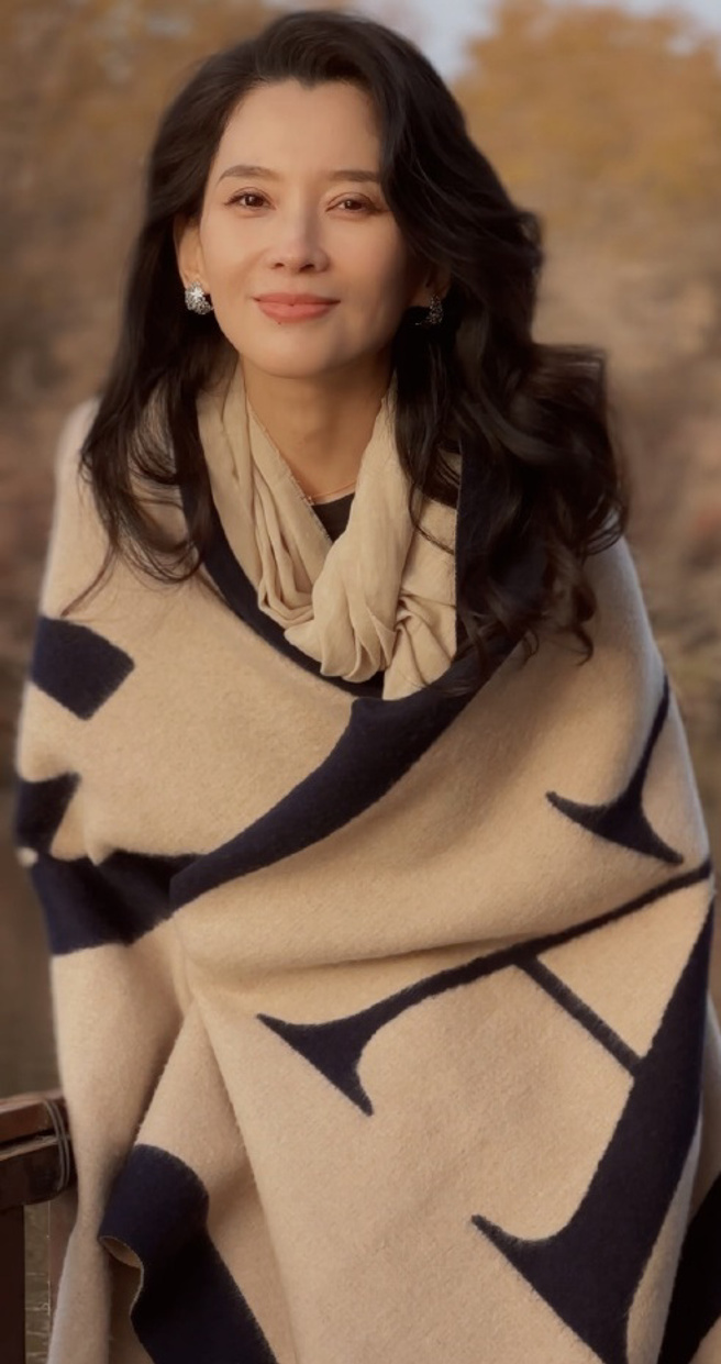 森林北（李巧）被网友认为气质与章子怡颇为神似。（图／新浪娱乐微博）