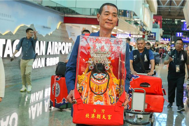「北港媽祖美國遶境文化藝術節巡禮」活動即將自5月14日至5月26日在美國展開，北港朝天宮董事長蔡咏鍀一早帶領媽祖和2位護法將軍神像，搭乘長榮航空出發美國。（陳麒全攝）