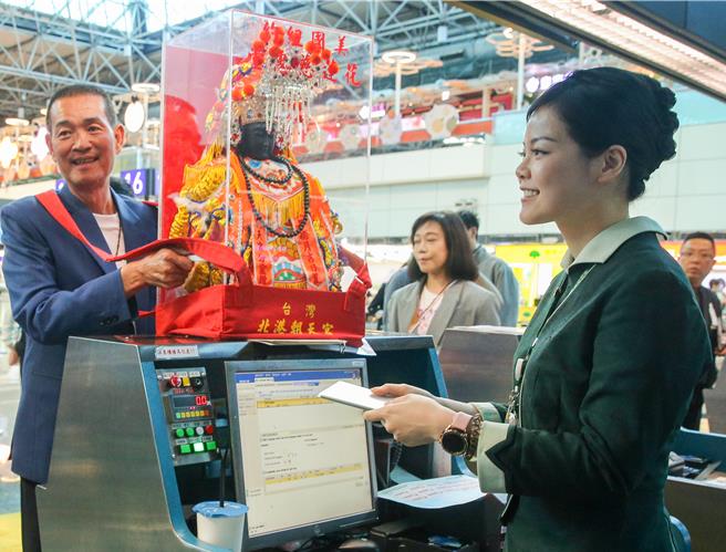 「北港媽祖美國遶境文化藝術節巡禮」活動即將自5月14日至5月26日在美國展開，北港朝天宮董事長蔡咏鍀一早帶領媽祖和2位護法將軍神像，搭乘長榮航空出發美國，長榮航空除了擔任指定航空之外，也協助安排北港媽祖相關禮遇事宜。（陳麒全攝）